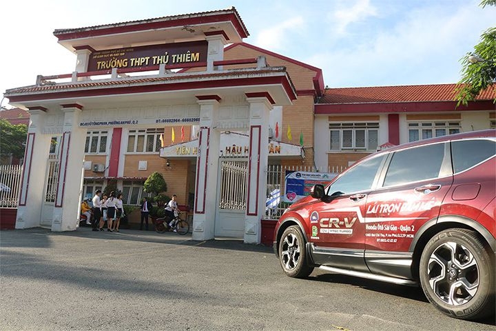 Honda Ôtô Sài Gòn Quận 2 trao học bổng cho các em trường THPT Thủ Thiêm