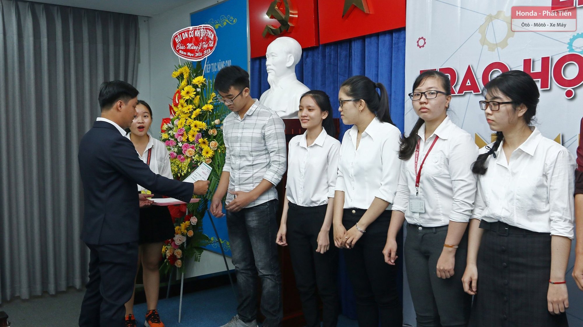 Ông Lê Thanh Phước trao học bổng cho sinh viên Khoa Cơ Khí – Đại học Bách Khoa TPHCM.